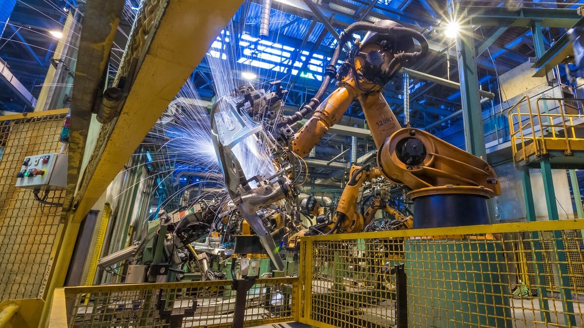    Производство автомобилей. Фото Andrei Kholmov / Shutterstock.com