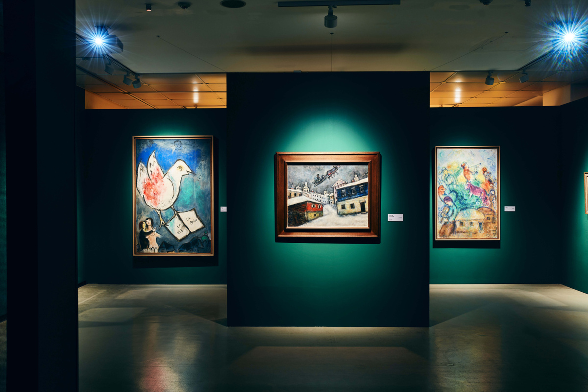 На выставке представлены семь ранее не демонстрировавшихся оригинальных работ, созданных Шагалом, которые позволяют взглянуть изнутри на плавные линии, смелые мазки и выразительную игру цвета.