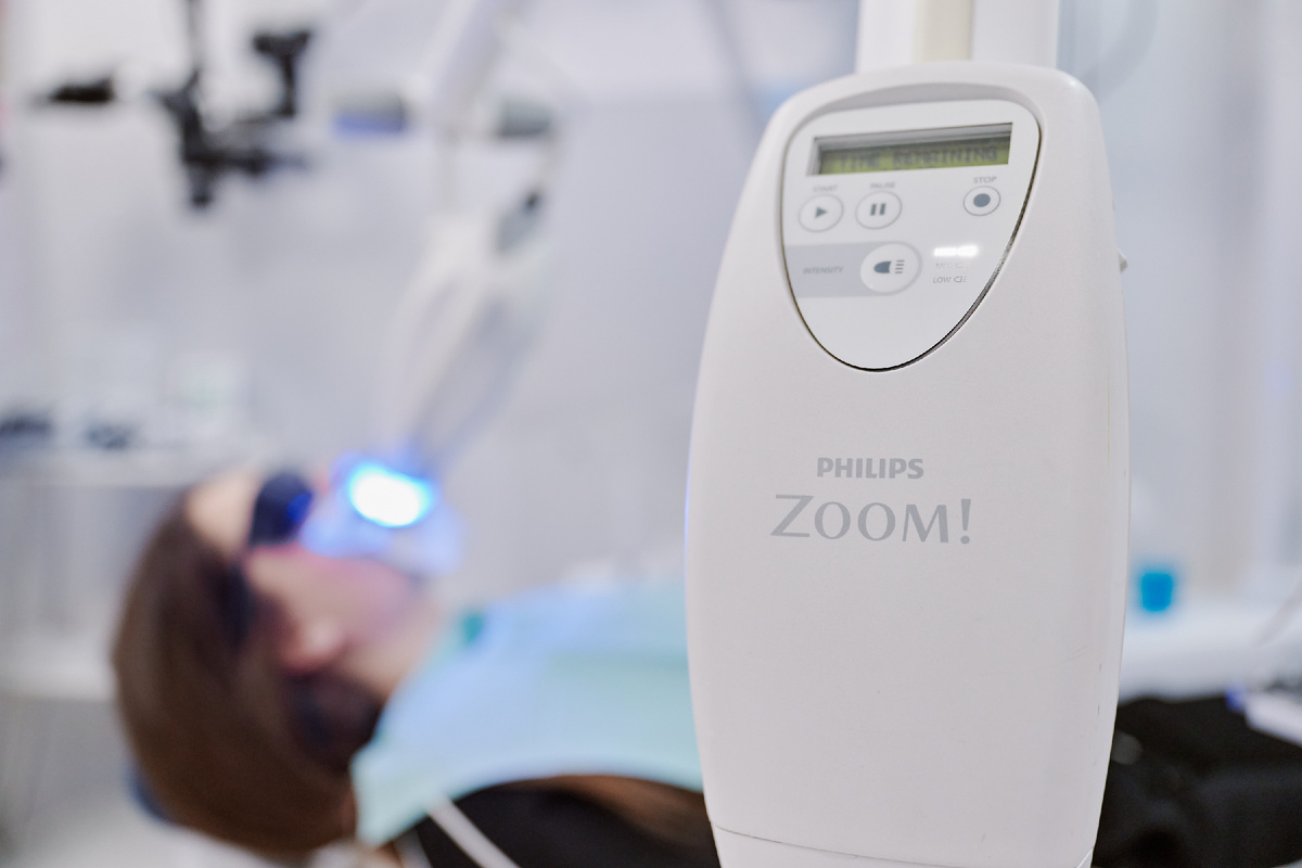 В сети клиник ПРАЙМ используется самая современная система профессионального отбеливания  Philips Zoom 4.