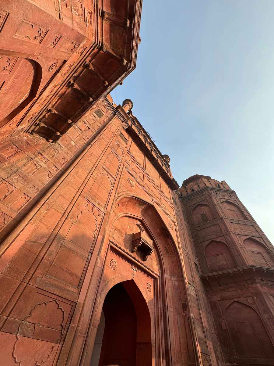 Форма цитадели напоминает неправильный восьмиугольник. В архитектуре видны элементы разных традиций — персидской, тимуридской и индуистской. Стиль здания назвали по имени императора — шахджехани. Фото: Apurva Gollamudi / Unsplash