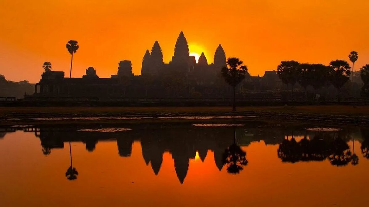 Классический вид на Ангкор-Ват на рассвете, с отражением в воде. Это самый знаковый и красивый ракурс.
