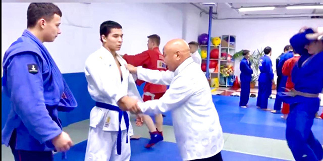 Адар Куулар демонстрирует технику борьбы