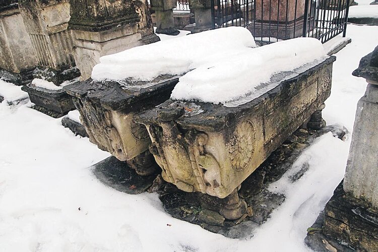 Это настоящая могила Салтычихи и ее мужа. Но поклоняются почему-то совсем постороннему памятнику. Фото: Михаил КОРОБКО