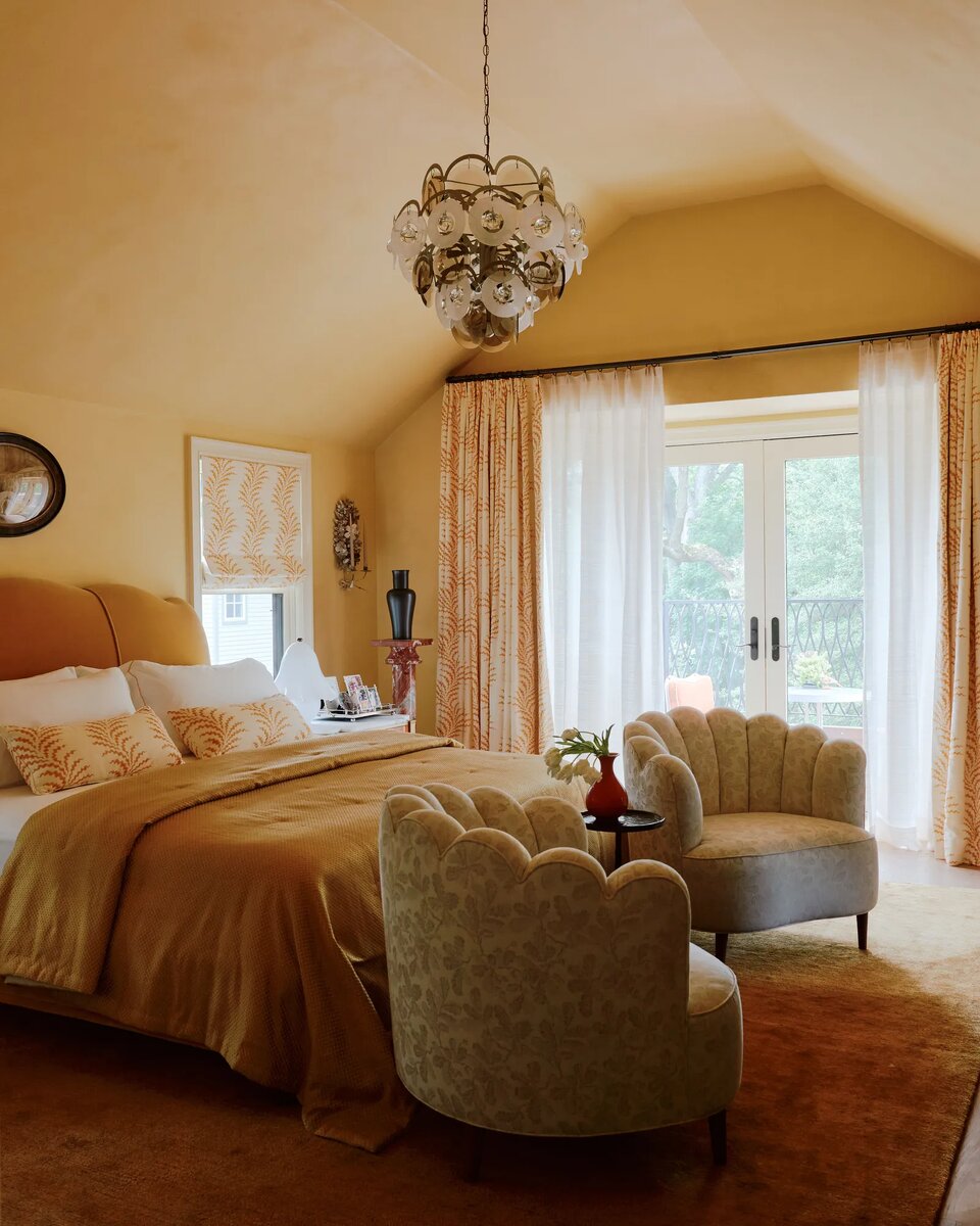 Насыщенность цветом придает комнате уют