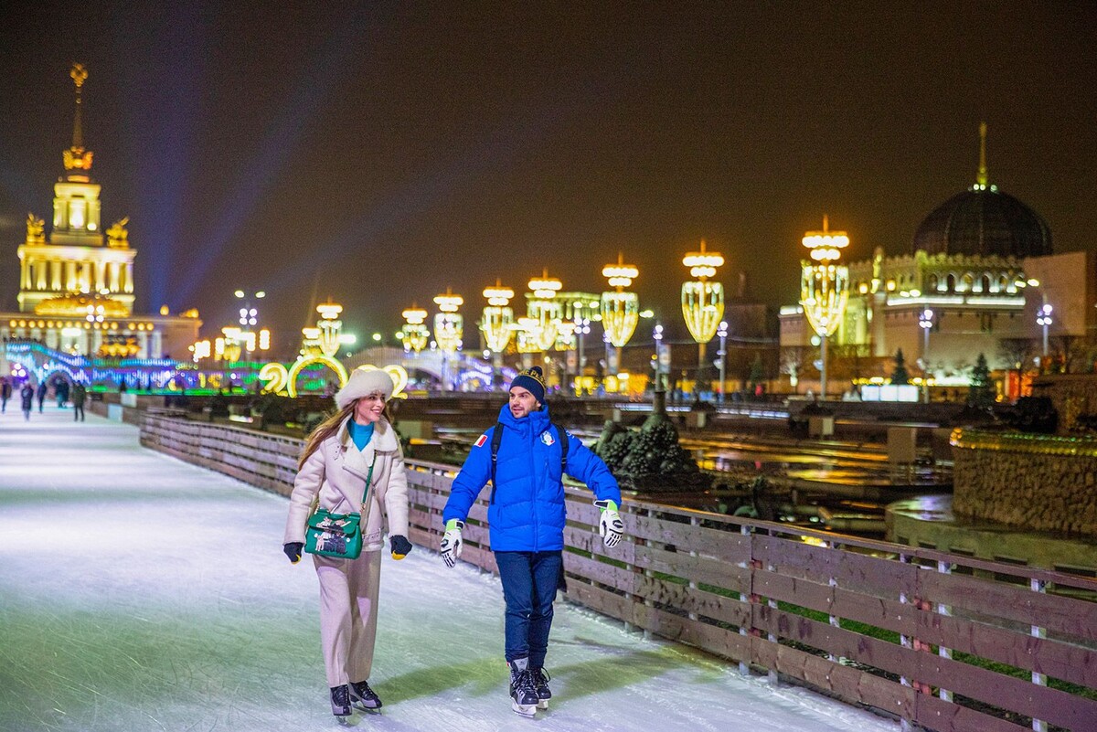 Каток на ВДНХ 2026 — полный гид с ценами от 300₽, расписанием сеансов, схемой входов и проверенными лайфхаками. Как купить билеты онлайн, избежать очередей 45-60 минут и кататься по ровному льду без толп.​