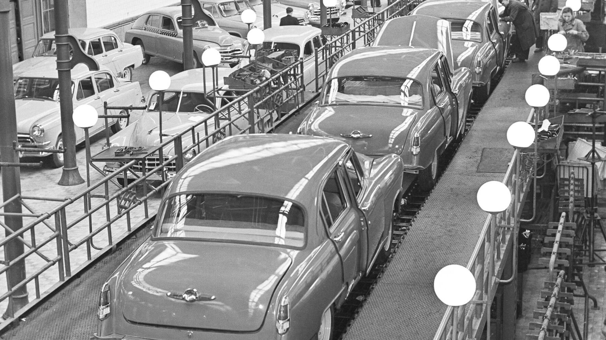 СССР. Горький. Цех сборки легковых автомобилей ГАЗ-21 «Волга» на Горьковском автомобильном заводе. Фото: Василий Егоров. ТАСС