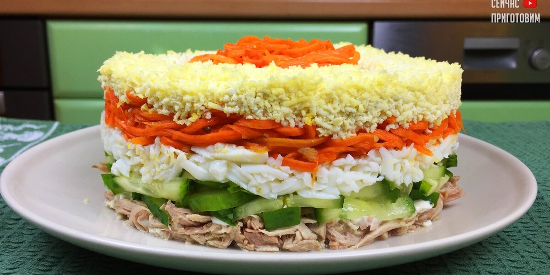 Красивый и бюджетный салат к Новому году: выглядит как торт, готовится за 20 минут