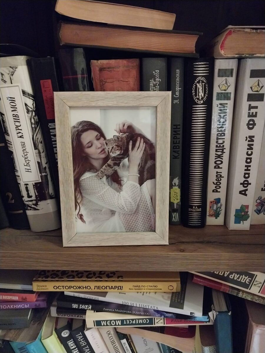 Мой любимый Танин потрет с котом Васькой (Таня называла его Василием). Это фото мне подарила Танина мама по моей просьбе. С тех пор оно стоит в моем книжном шкафу...