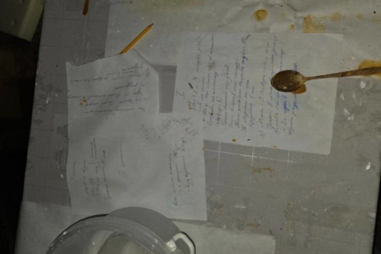    Ложка со следами наркотического вещества, а также рецепты.