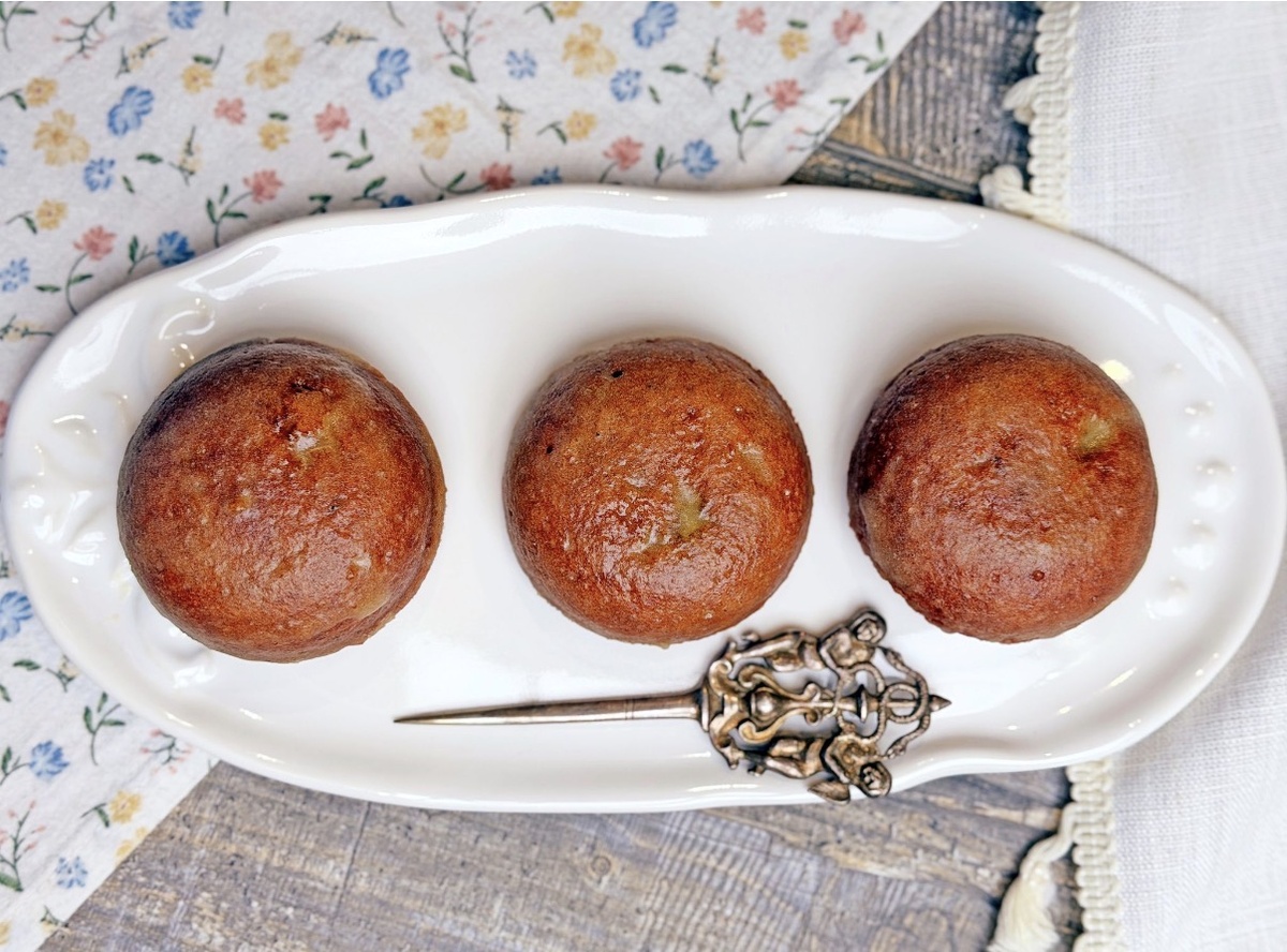 «В Реймсе готовят вкуснейшие имбирные пряники из ржаной муки, меда и небольшого количества перца или корицы… Некоторые считают, что женщины Лиона, Оверни и Шампани, и особенно дамы Реймса, которые обычно едят этот хлеб, обладают красотой, прекрасным цветом лица и крепкими, сочными фигурами…» — Николя Абрахам де ла Фрамбуазьер (Nicolas Abraham de la Framboisière), врач Генриха IV, а затем Людовика XIII, "Правительство необходимо для того, чтобы каждый прожил долгую и здоровую жизнь" (Le Gouvernement Nécessaire à Chacun Pour Vivre Longuement en Santé), 1608 год.», 1608 год.