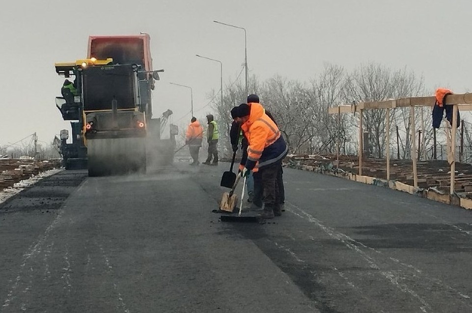    В Волновахе восстанавливают поврежденный мост при поддержке ЯНАО. Фото: ТГ/Пушилин