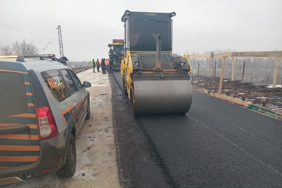    В Волновахе восстанавливают поврежденный мост при поддержке ЯНАО. Фото: ТГ/Пушилин