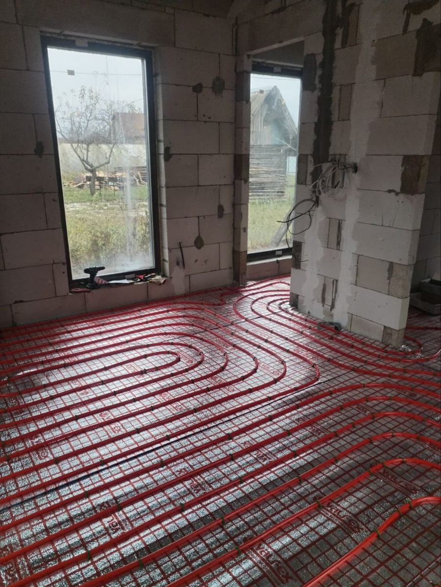 Банька маленькая, а окна огромные!