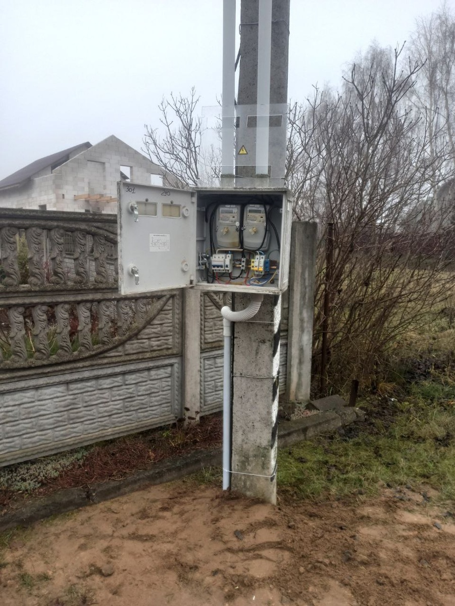 Главное при подключении к столбу - правильно утрамбовать землю. В резиновых сапогах, по часовой стрелке))