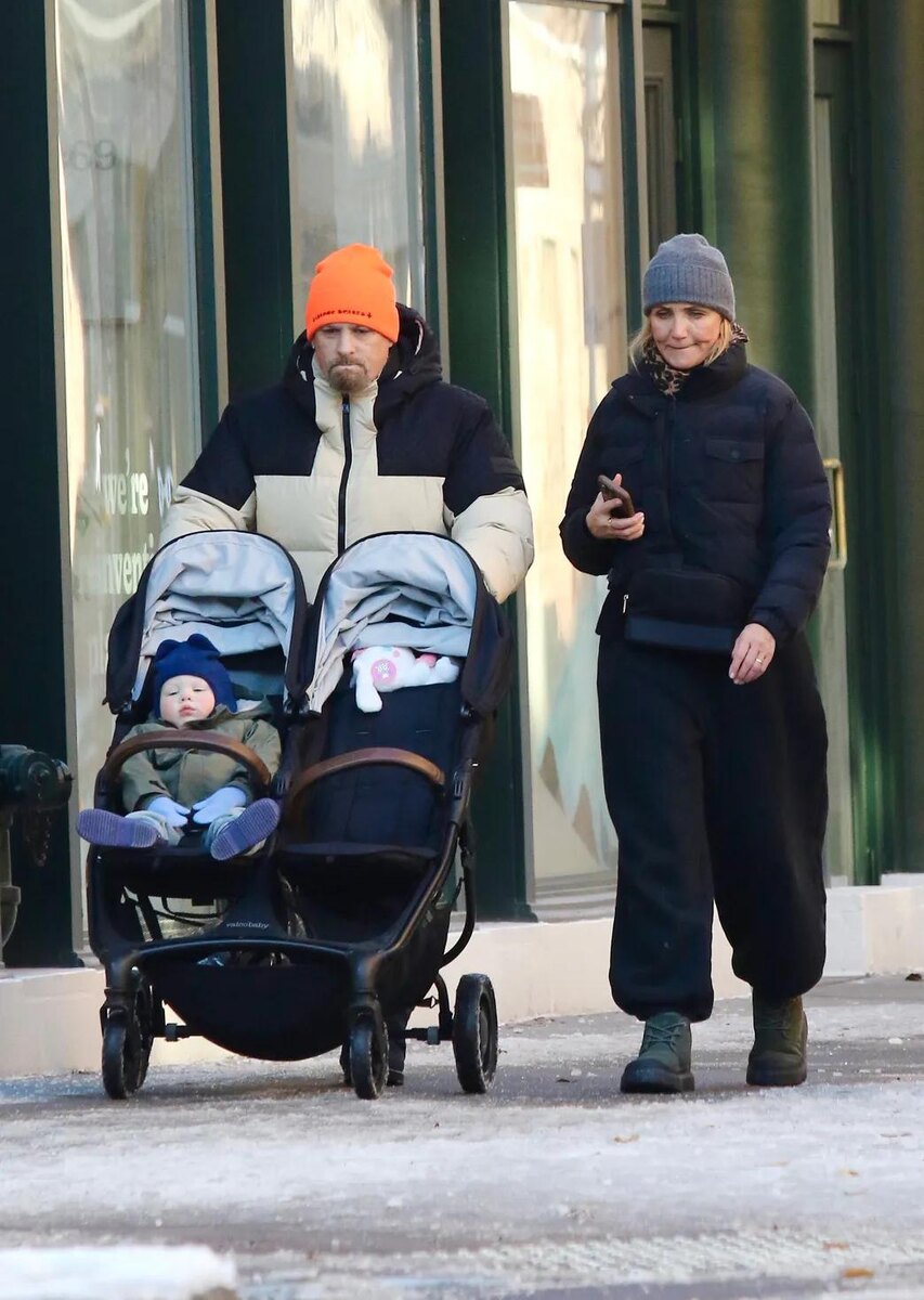    Источник: BrosNYC / BACKGRID / Backgrid USA | Кэмерон Диаз с мужем и ребенком на прогулке