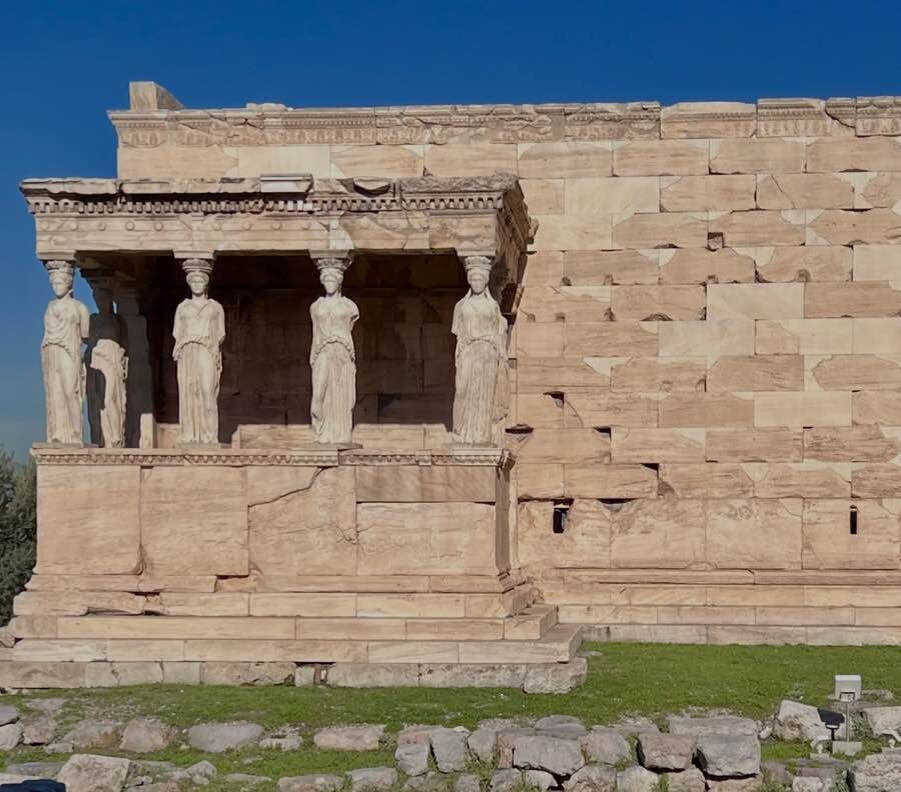 
Эрехтейон и знаменитые кариатиды. Когда колонны — это девушки, которые ни разу не пожаловались за 2500 лет на нагрузку, а осанку держат идеально! Фото автора канала