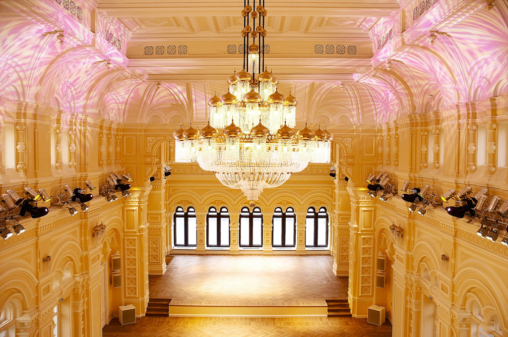 Демонстрационный зал ГУМа во всей красе)