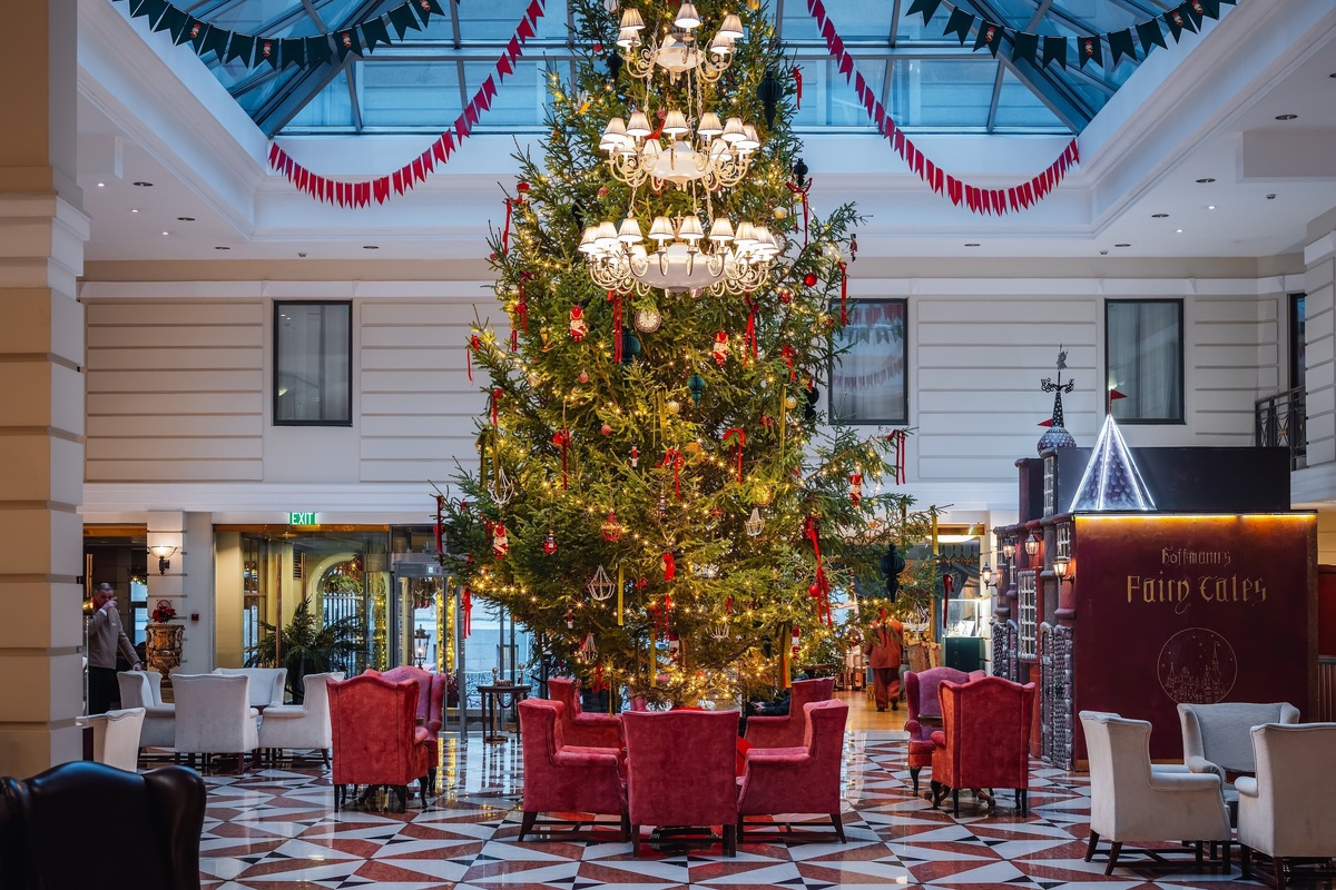     Таинственная сфера и рождественское меню: как необычно встретить Новый год в Санкт-Петербурге