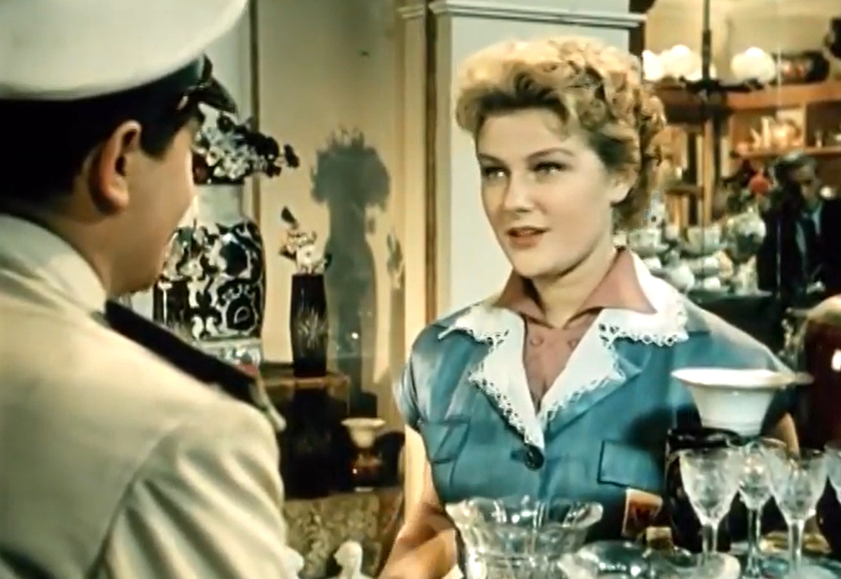 Кадр из кинофильма "За витриной универмага", 1955 г., режиссер Самсон Самсонов, сценарист Алексей Каплер, композитор Александр Цфасман (скриншот)