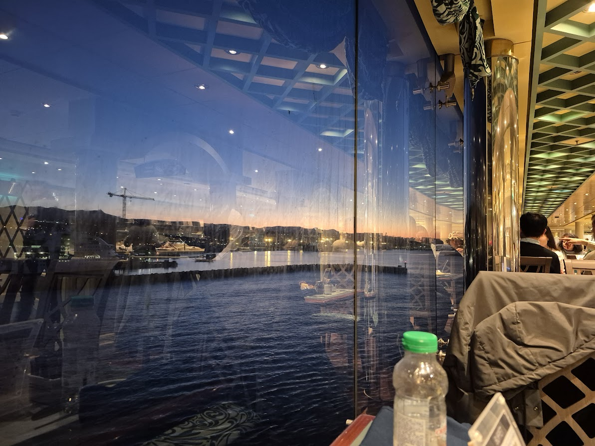 Марсель ранним утром. Мы завтракаем