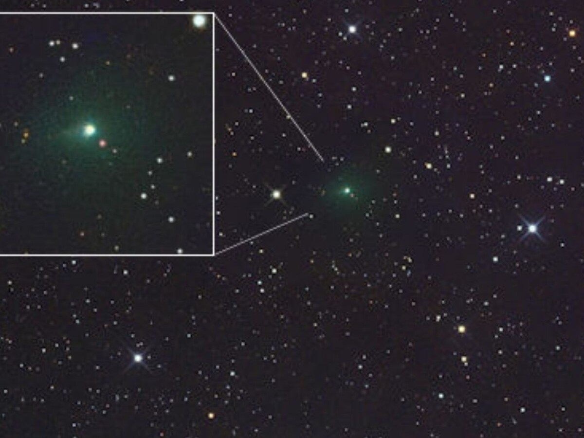 Межзвёздная комета 3I ATLAS светится зелёным во время лунного затмения. Фотография сделана 15 сентября 2025 года