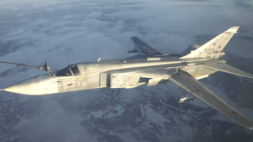 Самолёт Ил-78 заправляет в воздухе бомбардировщик Су-24М России  