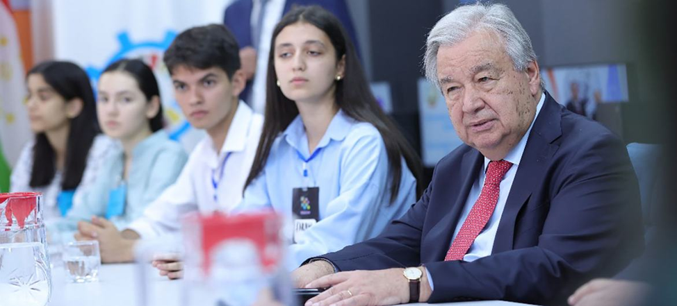 ФОТО: ООН в Таджикистане/Д. Садуллоев. Генеральный секретарь ООН 
Антониу Гутерриш встречается с молодыми людьми в Лаборатории 
подростковых инноваций в Душанбе, Таджикистан.

