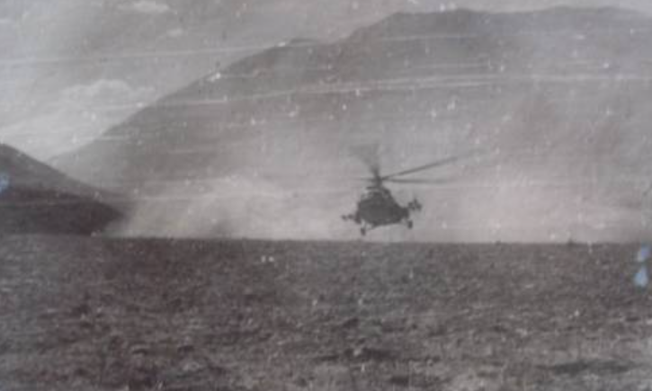 Вертолеты советской пограничной авиации готовят высадку десанта в горном ущелье. ДРА, 1985 год