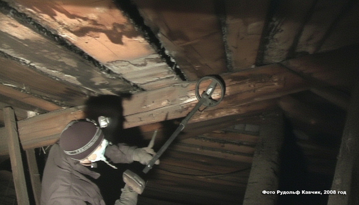 За стропилами нашел нож, обычный, ничего особенного. Фото Рудольф Кавчик, 2008