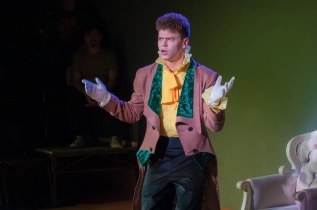    Жених приехал свататься, но получилось нечто иное. Фото: Омский драматический театр «Галёрка»/ Павел Кузнецов