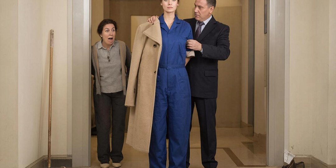 Сестра мужа пришла ко мне на работу и устроила скандал: «Ты уборщица, не позорь нашу семью!». Директор молча подошел и подал мне пальто...