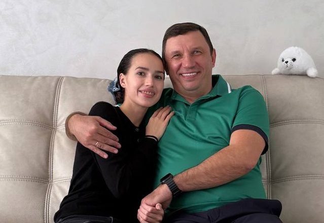    Алина Загитова с отцом. Фото: социальные сети