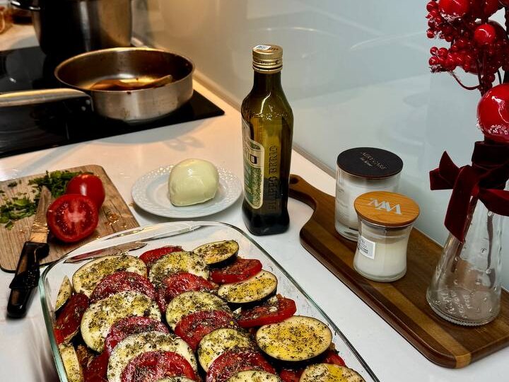 Сегодня на ужин - баклажаны с мясным фаршем, помидорами и моцареллой