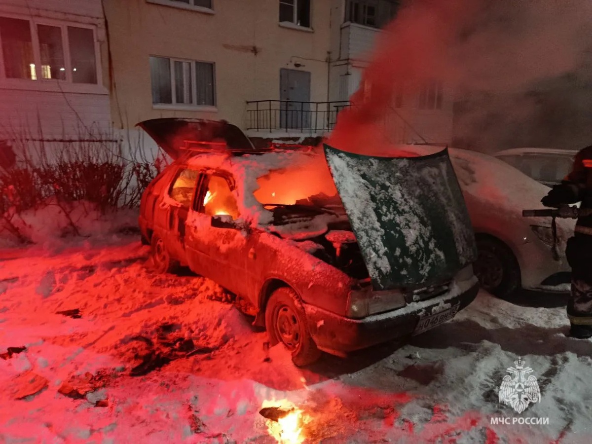    В Уфе загорелся автомобиль: пострадал мужчина