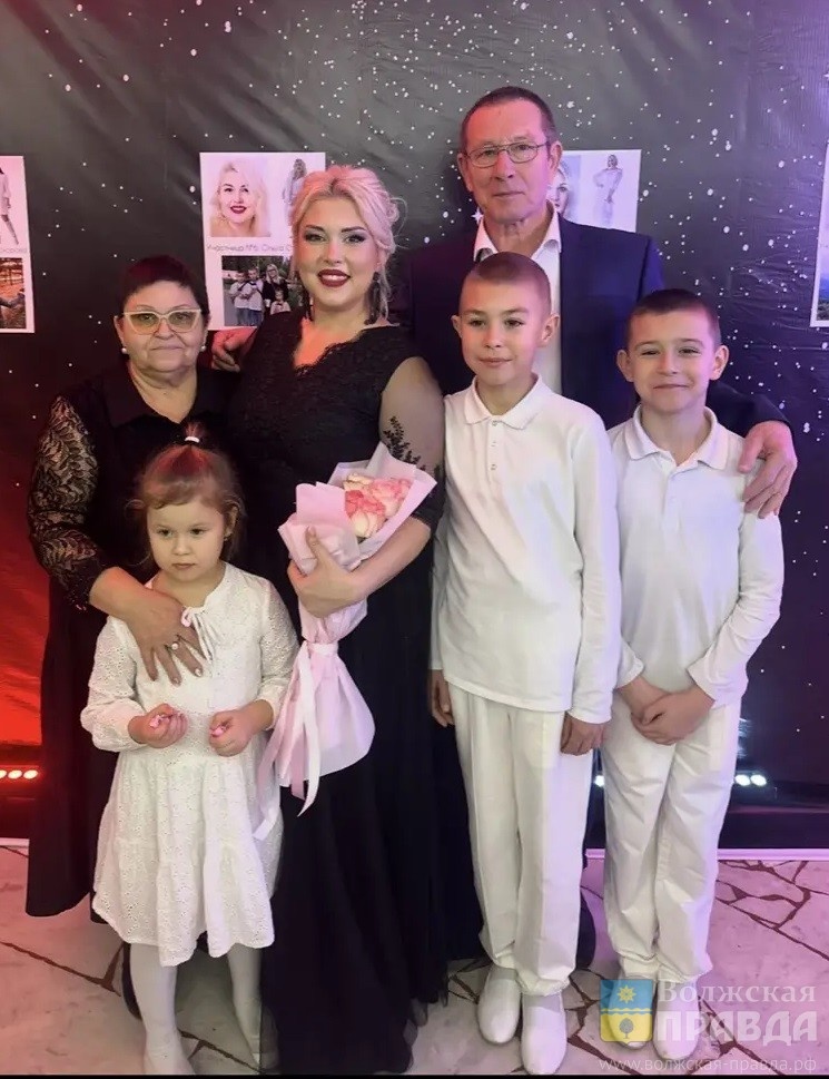 Ольга Степанова с родителями и детьми📷    «Он въехал в мою жизнь на белом коне»: волжанка, победившая в голосовании читателей «ВП», пережила 2 разлуки и 3 кесаревых сечения
