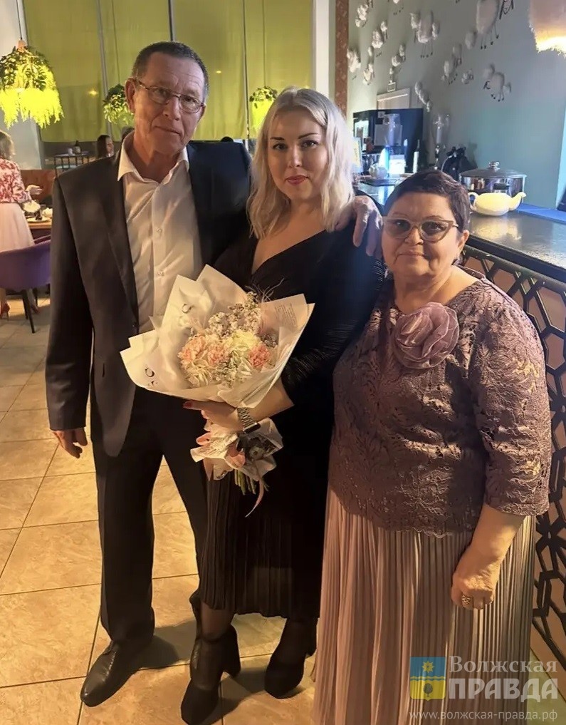 Ольга Степанова с родителями📷    «Он въехал в мою жизнь на белом коне»: волжанка, победившая в голосовании читателей «ВП», пережила 2 разлуки и 3 кесаревых сечения
