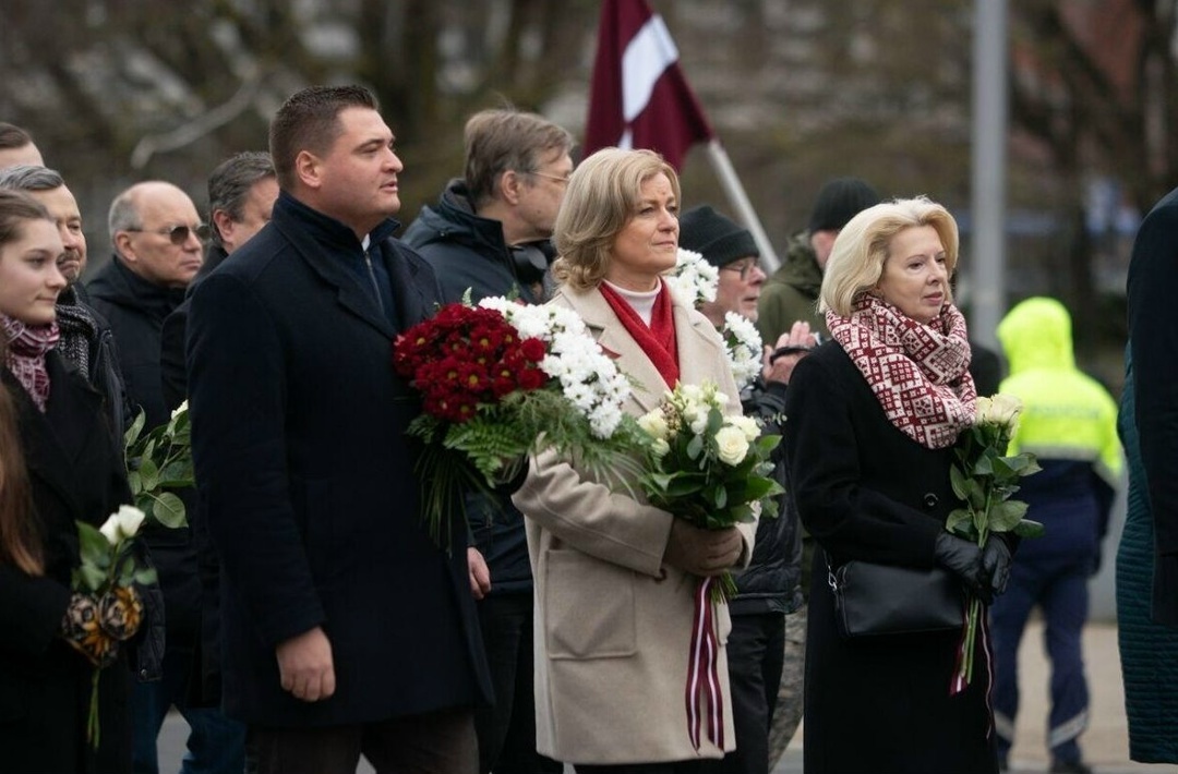 Представители латвийской национальной элиты возлагают цветы в честь латышских эсэсовце
