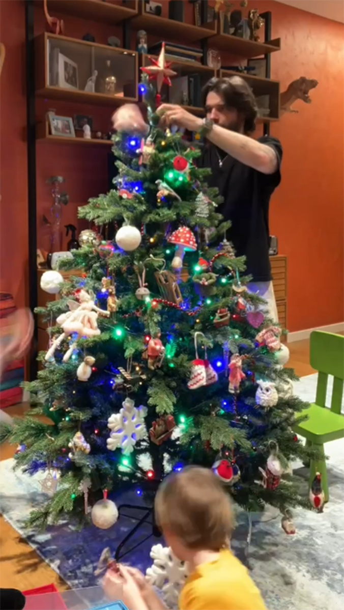 Максим Матвеев и младший сын Григорий у елки дома. Фото: соцсети Лизы Боярской
