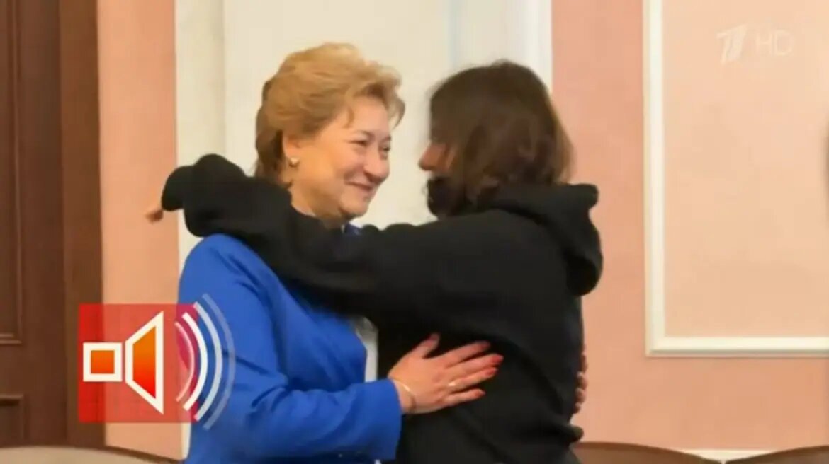    Светлана Свириденко и Полина Лурье. Фото: скриншот из видео шоу «Пусть говорят» на Первом канале