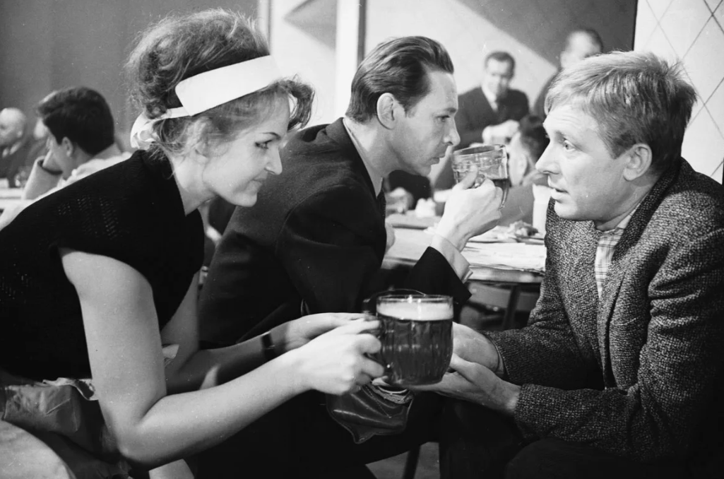 - Отведайте нашего фирменного пива! Кадр из комедии Эльдара Рязанова "Берегись автомобиля"