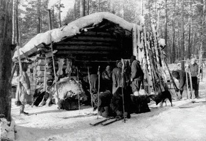 Юрта Петра Якимовича Бахтиярова на Вижае. Фото 1954 года, из отчета группы Шулешко-Бардина. 