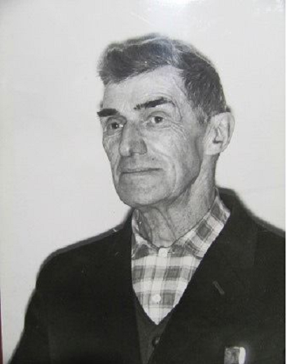 Михаил Дряхлых. Чекистский агент. В 1959 году - и.о. инженера "Энерголесокомбината". 26 января 1959 года прибыл с дятловцами на машине в 41-й квартал, где у него в это время была командировка. По некоторым данным, в 1961 году погиб при странных обстоятельствах: то ли "попал под машину", то ли "повесился".