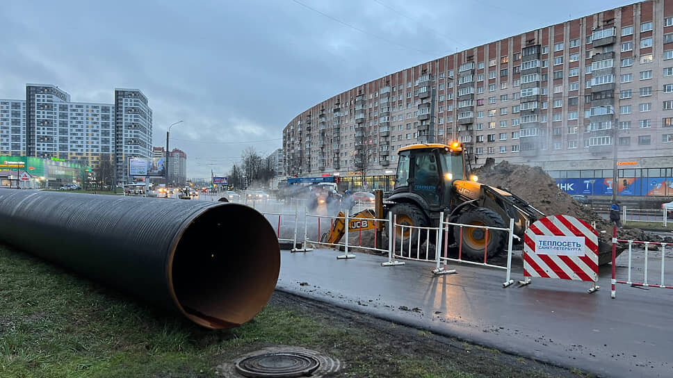 Ремонт аварийного участка магистрали на проспекте Большевиков.📷Фото: Пресс-служба ТЭК и «Теплосеть»
