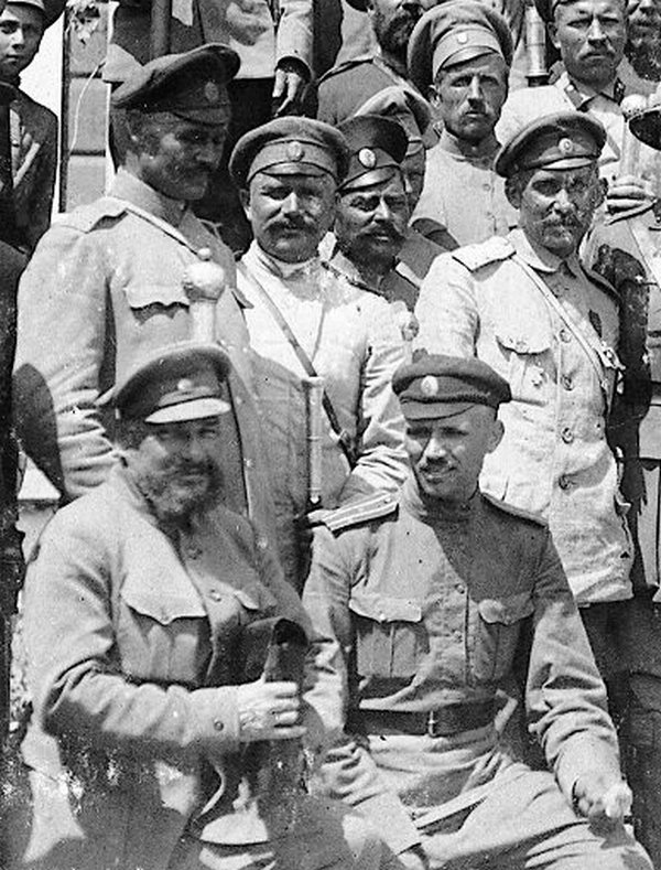 Фото донских казаков, а также Крюкова (сидит слева), Голубинцева и Громославского в Новочеркасске 1919 году.