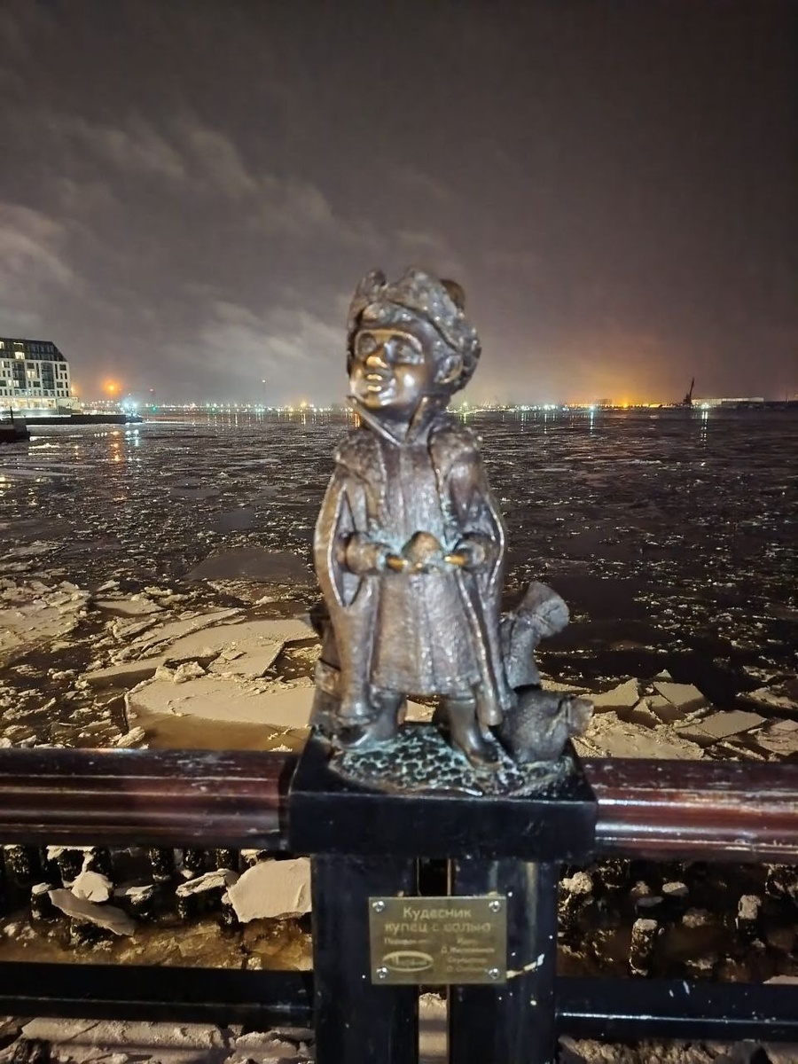 Вечерняя съемка. Днем не успели добраться до этого кудесника. ото получилось не очень. Поэтому добавляю из интерета