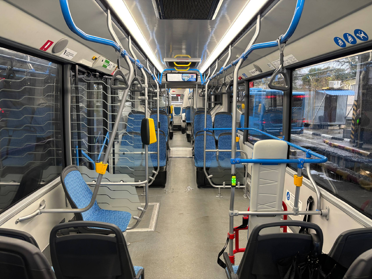 Автобус рассчитан на перевозку до 162 человек, что делает его одним из самых вместительных среди городских моделей. 