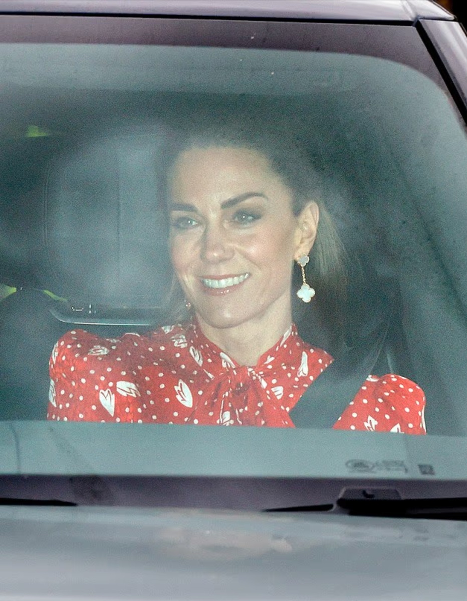 Вчера на рождественском обеде короля Карла Кейт Миддлтон надела одну из своих любимых пар праздничных сережек. Это серьги-подвески Magic Alhambra от Van Cleef & Arpels стоимостью 6300 фунтов стерлингов.