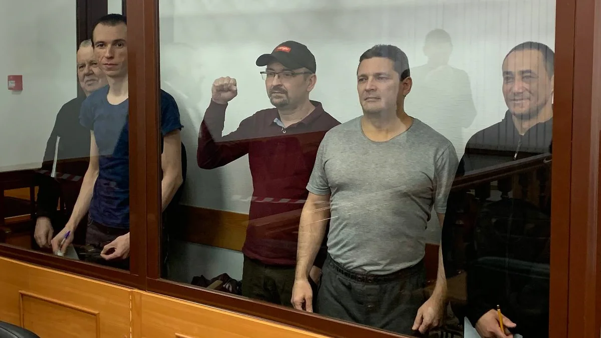 Пятеро осужденных членов "Марксистского кружка" из Уфы. С поднятой рукой Дмитрий Чувилин.