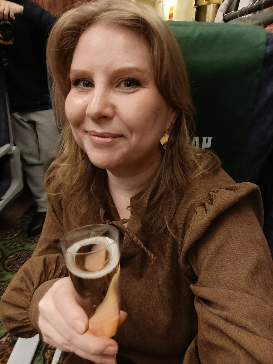 Автор Лиза в лакшери поезде