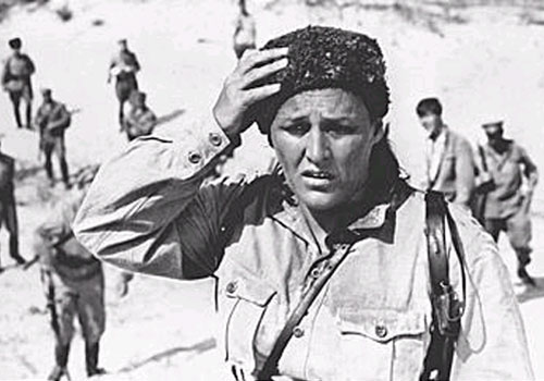 Гражданская война, разгар боев на Украине. Комиссар Красной армии Клавдия Вавилова привыкла к суровой жизни, и неожиданная беременность приводит её в ужас. Попав в семью бедного многодетного еврея Ефима Магазанника, она постепенно оттаивает. Но, снова подкатывает фронт к ее "яслям". Кадр из х/фильма "Комиссар". Мадам Вавилова получив шанс на мир – этот мир не подписывает.